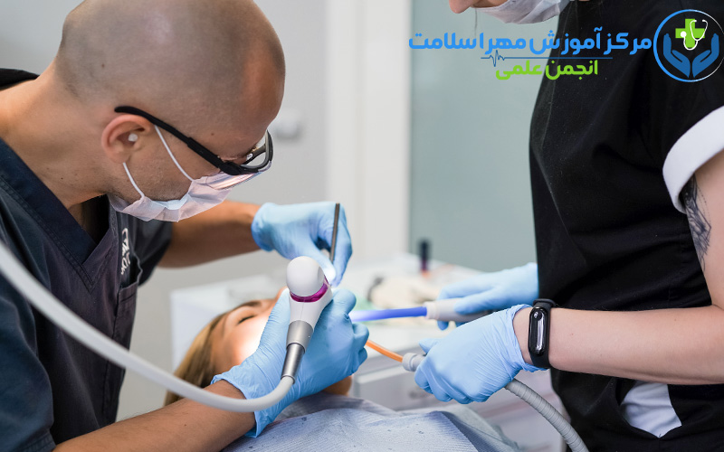 چرا دوره‌های آنلاین دستیاری دندان‌ پزشک در اسلامشهر به شما کمک می‌کند؟